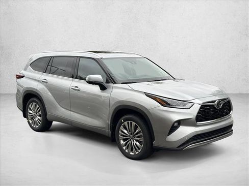 Certified 2025 Toyota Highlander Platinum image 3