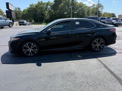 Used 2019 Toyota Camry SE FWD image 4