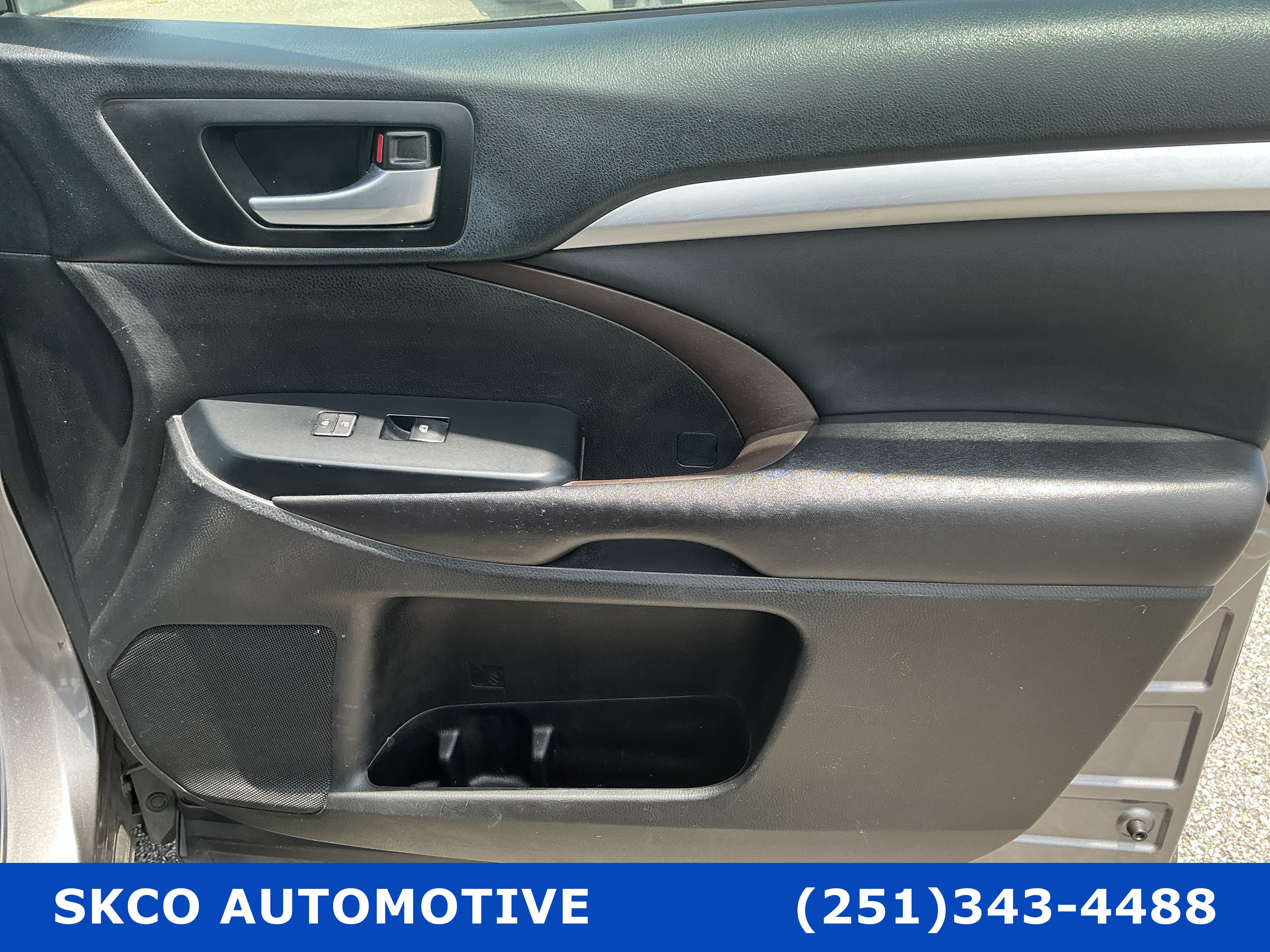 Used 2019 Toyota Highlander XLE FWD image 12