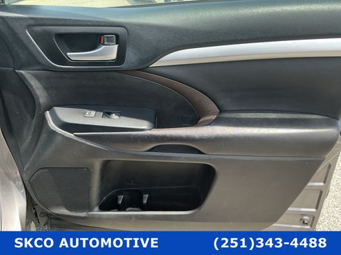 Used 2019 Toyota Highlander XLE FWD image 12
