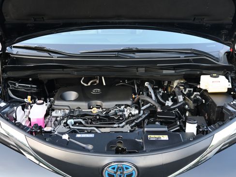 Used 2025 Toyota Sienna XLE FWD image 14