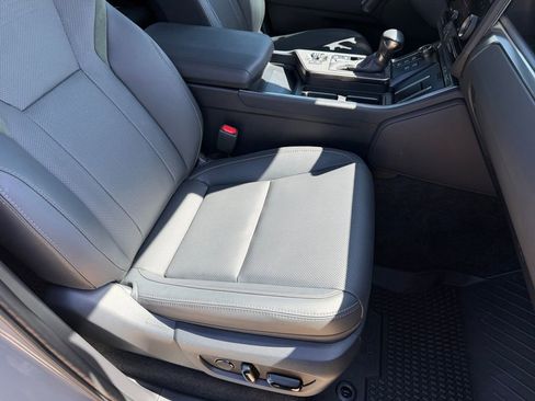 Used 2024 Lexus GX 550 AWD/4WD image 16