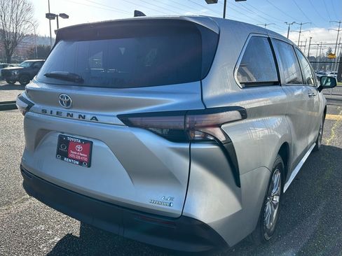 Certified 2024 Toyota Sienna LE image 5