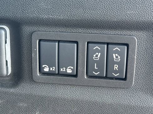 Used 2025 Chevrolet Suburban Premier RWD image 19