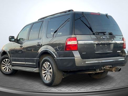 Used 2017 Ford Expedition XLT image 2