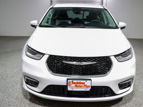Used 2023 Chrysler Pacifica Touring-L FWD image 4