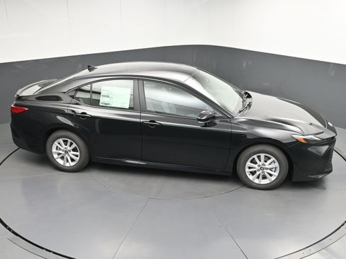 Used 2025 Toyota Camry LE w/ Convenience Package image 31