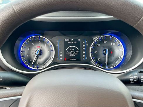 Certified 2020 Chrysler Pacifica Touring image 12