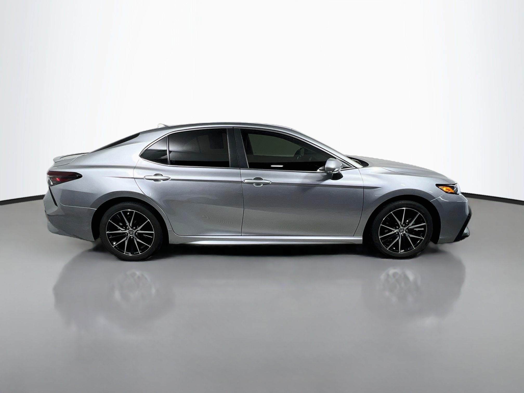 Used 2024 Toyota Camry SE FWD image 3