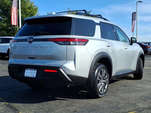 Used 2022 Nissan Pathfinder SV image 3