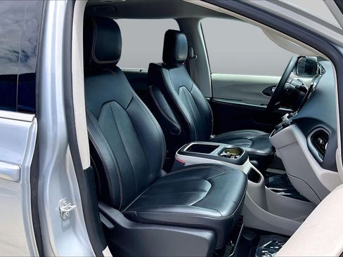 Used 2024 Chrysler Pacifica Touring-L FWD image 9