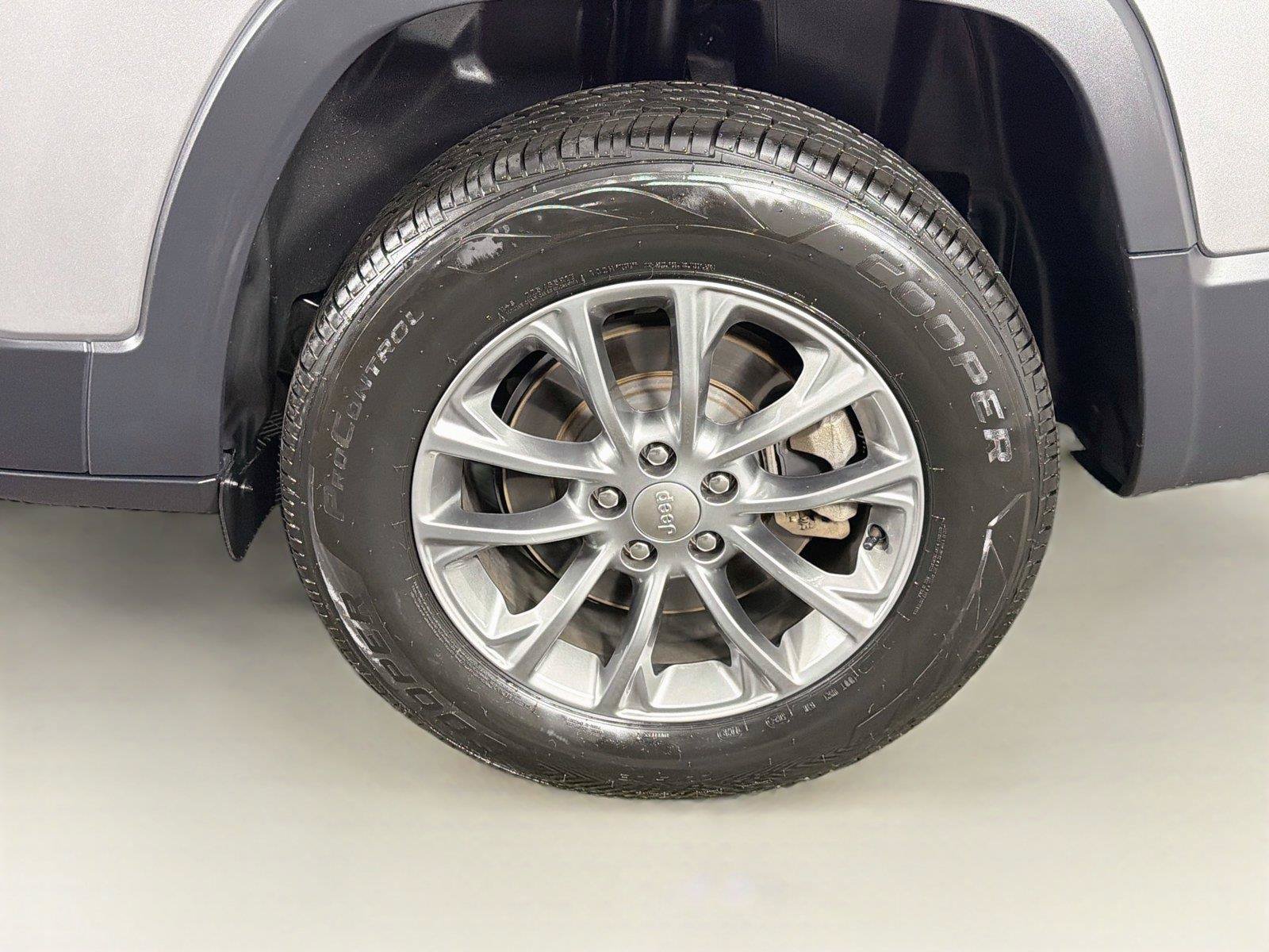 Used 2020 Jeep Cherokee Latitude Plus w/ Comfort/Convenience Group AWD/4WD image 33
