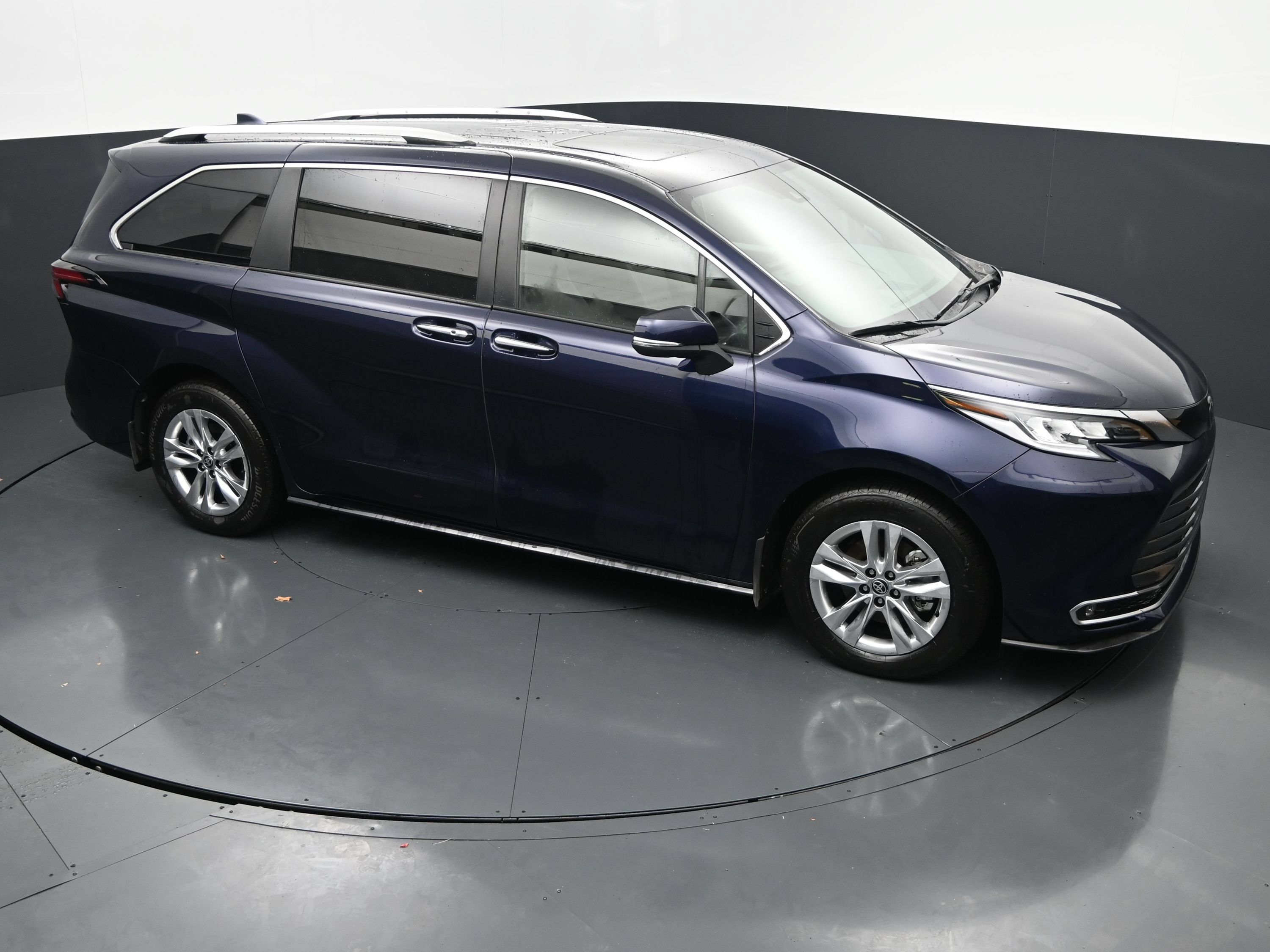 Used 2026 Toyota Sienna Limited FWD image 34