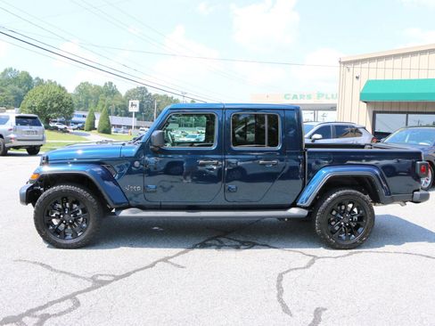 Used 2025 Jeep Gladiator Sport AWD/4WD image 2