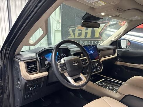 Used 2024 Ford Expedition Limited AWD/4WD image 5