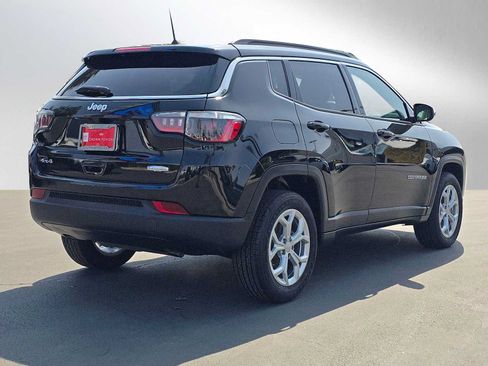 Used 2024 Jeep Compass Latitude AWD/4WD image 3