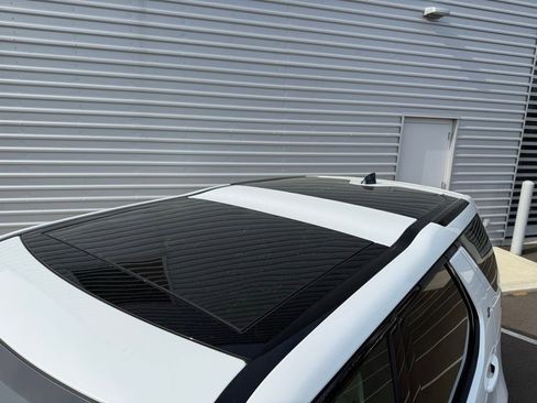 Used 2024 Land Rover Discovery S image 11