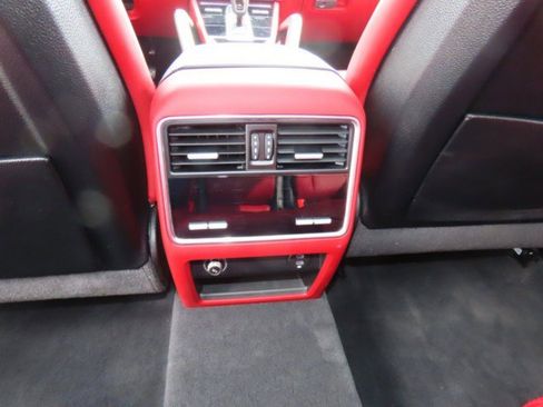 Used 2022 Porsche Cayenne Coupe image 19