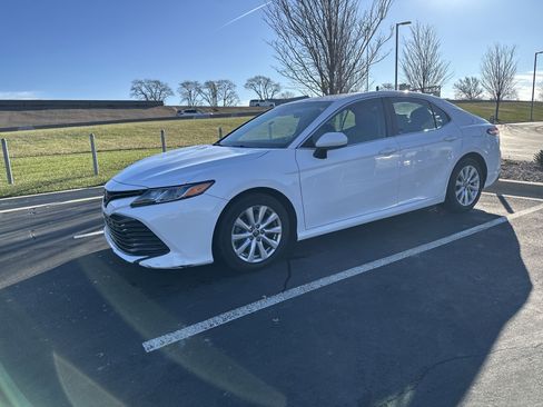Used 2018 Toyota Camry LE image 5