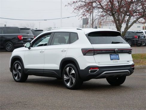 Certified 2025 Volkswagen Taos SE image 5