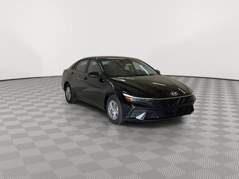 Used 2026 Hyundai Elantra SE FWD image 13