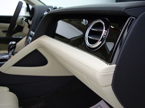 Certified 2023 Bentley Bentayga Extended Wheelbase image 30