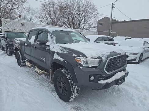 Used 2018 Toyota Tacoma TRD Off-Road image 3