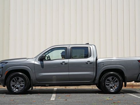 Used 2025 Nissan Frontier SV w/ SV Convenience Package RWD image 8