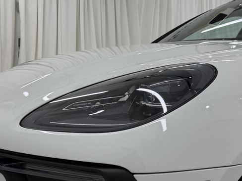 Certified 2024 Porsche Macan image 17