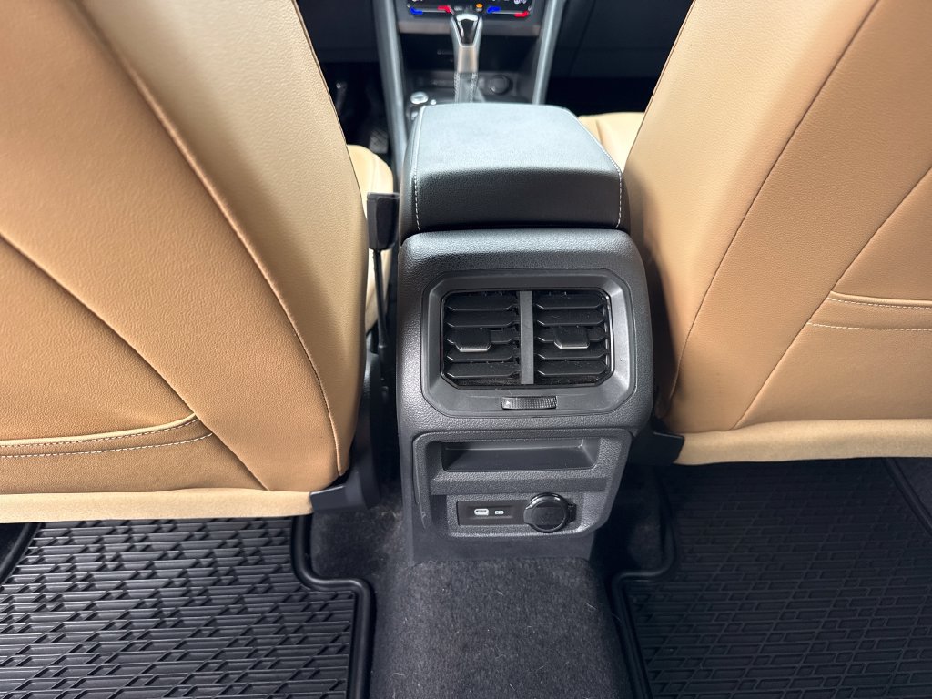 Used 2024 Volkswagen Tiguan SE AWD/4WD image 11