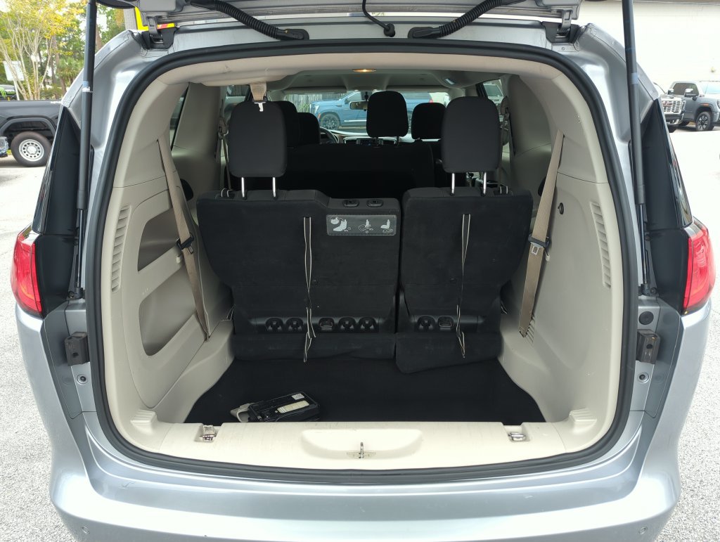 Used 2018 Chrysler Pacifica L FWD image 27