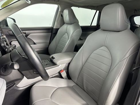 Used 2021 Toyota Highlander XLE image 13