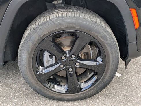 Used 2022 Jeep Grand Cherokee L Limited w/ Black Appearance Package image 9