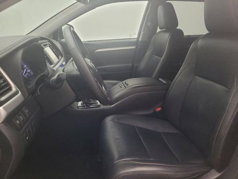 Used 2019 Toyota Highlander XLE image 17