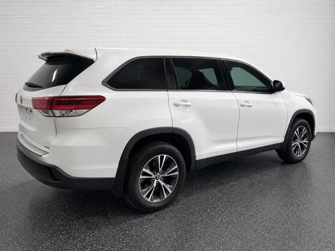 Used 2019 Toyota Highlander LE FWD image 4