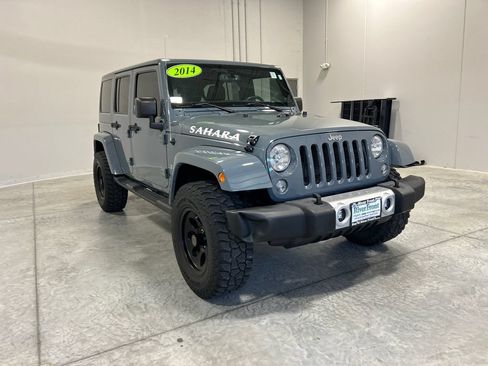 Used 2014 Jeep Wrangler Unlimited Sahara w/ Connectivity Group AWD/4WD image 4