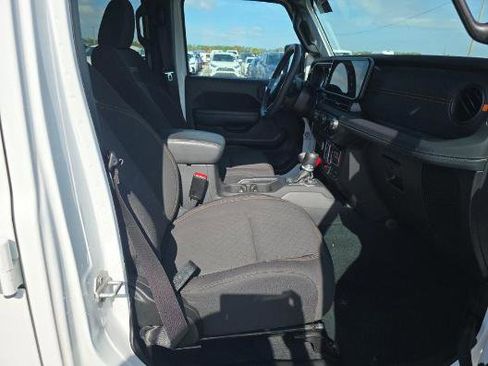 Used 2025 Jeep Gladiator Mojave w/ Convenience Group AWD/4WD image 3