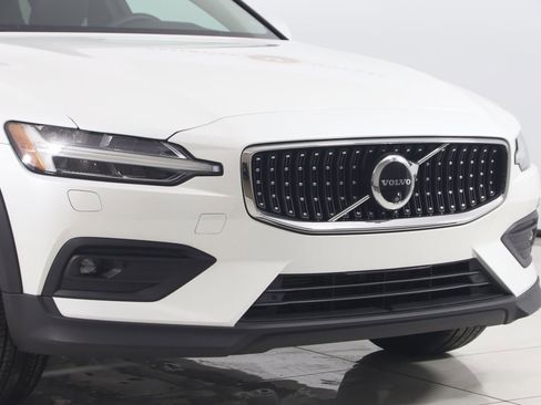 Used 2024 Volvo V60 B5 Cross Country Plus image 39