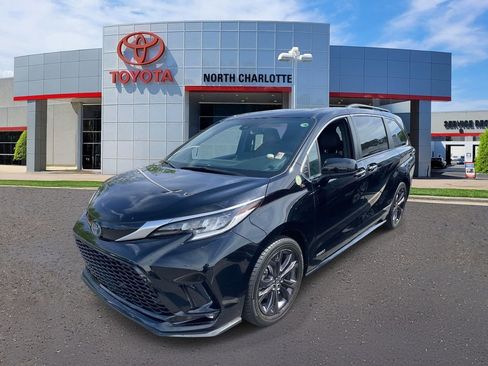 Used 2021 Toyota Sienna XSE image 5
