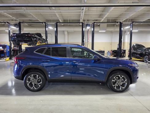 Used 2024 Chevrolet Trax LT w/ Sunroof Package FWD image 8