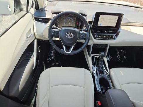 Used 2023 Toyota Corolla Cross XLE w/ Convenience Package AWD/4WD image 12