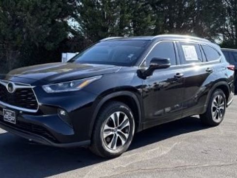 Used 2021 Toyota Highlander XLE image 1