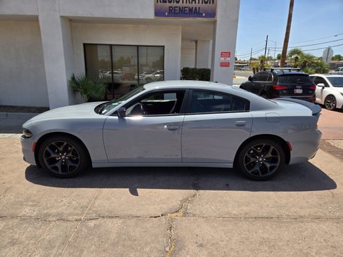 Used 2020 Dodge Charger SXT w/ Blacktop Package RWD image 2