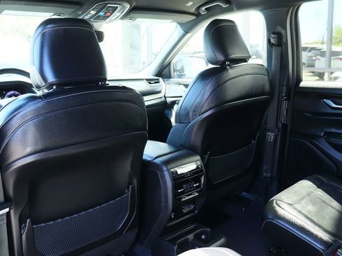 Used 2023 Jeep Grand Cherokee L Laredo image 34