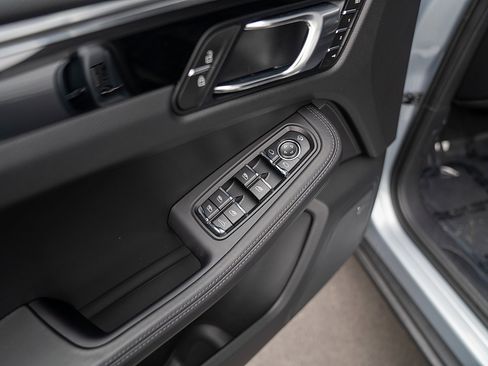 Certified 2026 Porsche Macan AWD/4WD image 19