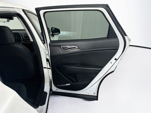 Used 2025 Kia Sportage LX FWD image 29