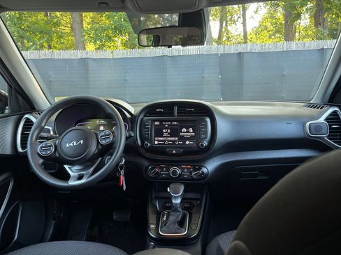 Used 2025 Kia Soul LX w/ LX Technology Package FWD image 31