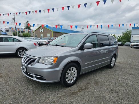 Used 2016 Chrysler Town & Country Touring image 3