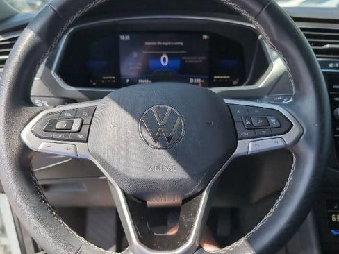 Used 2022 Volkswagen Tiguan SE w/ Panoramic Sunroof Package FWD image 11