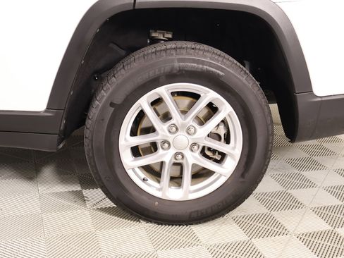 Used 2024 Jeep Grand Cherokee L Laredo RWD image 18